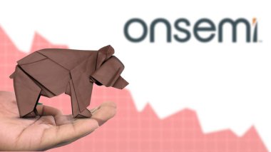 New York - ABD, 13 Ocak 2025: ONSEMI hisse senedi düşüş eğilimi kahverengi origami ayısı üzerine seçici odaklanma, ONSEMI 'nin hamursuz pazar duyarlılığını tasvir ediyor. Finansal çöküş kavramını yakalıyor