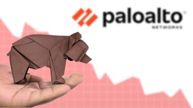 New York - ABD, 13 Ocak 2025: PALOALTO hisse senedi PALOALTO 'nun piyasa duyarlılığını tasvir eden kahverengi origami ayısına Seçici Odaklanma eğilimi. Finansal çöküş kavramını yakalıyor
