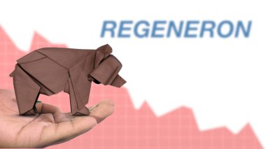 New York - ABD, 13 Ocak 2025: REGENERON hisse senedi düşüşü, REGENERON 'un piyasa duyarlılığını tasvir eden kahverengi origami ayısı üzerine Seçici Odaklanma. Finansal çöküş kavramını yakalıyor