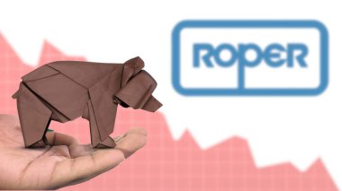 New York - ABD, 13 Ocak 2025: ROPER hisse senedi düşüşü, ROPER 'ın piyasa duyarlılığını tasvir eden kahverengi origami ayısı üzerine Seçici Odaklanma. Finansal çöküş kavramını yakalıyor