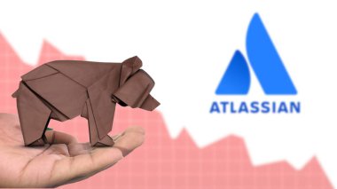 New York - ABD, 13 Ocak 2025: ATLASSIan hisse senedi düşüşü ve seçici odaklanma ile kahverengi origami ayısı, ATLASSIAN 'ın bir hamiline piyasa duyarlılığını tasvir ediyor. Finansal çöküş kavramını yakalıyor