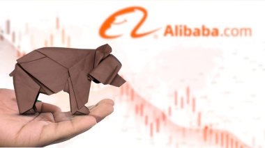New York - ABD, 13 Ocak 2025: ALIBABA hisse senedi düşüş eğilimi kahverengi origami ayısı üzerine Seçici Odaklanma, ALIBABA 'nın bir hamili piyasa duyarlılığını betimleyen