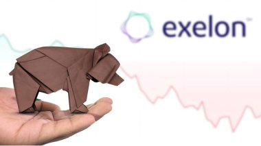 New York - ABD, 13 Ocak 2025: EXELON hisse senedi düşüşü kahverengi origami ayısı üzerine Seçici Odaklanma, EXELON 'un bir hamal piyasa duyarlılığını tasvir ediyor. Finansal çöküş kavramını yakalıyor