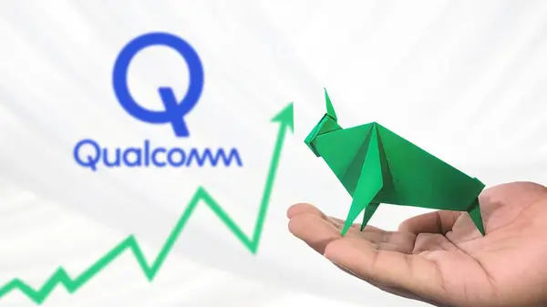New York - ABD, 23 Ocak 2025: QUALCOMM Stock Uptrend with Selective Focus on green origami Bull, sembolize edilen QUALCOMM Bullish market trendi. Finansal Büyüme kavramını yakalar