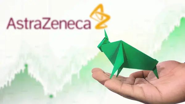 New York - ABD, 23 Ocak 2025: ASTRAZENECA Stock Uptrend with Selective Focus on green origami Bull, sembolize edilen ASTRAZENECA Bullish market trendi. Finansal Büyüme kavramını yakalar
