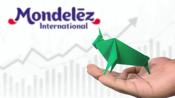 New York - ABD, 23 Ocak 2025: MONDELEZ ULUSLARARASI BÜYÜK BÜYÜK Odaklı Yeşil origami Boğa, Mondelez Uluslararası Bullish pazar trendini sembolize ediyor. Finansal Büyüme kavramını yakalar