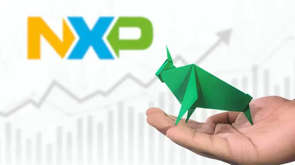 New York - ABD, 23 Ocak 2025: NXP Stock Uptrend with Selective Focus on green origami Bull, sembolize edilen NXP Bullish market trendi. Finansal Büyüme kavramını yakalar
