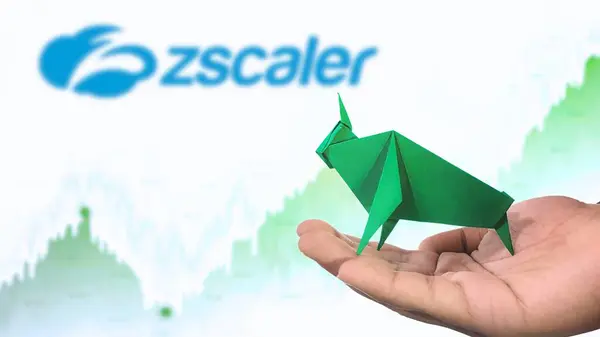 New York - ABD, 23 Ocak 2025: ZSCALER Stock Uptrend with Selective Focus on green origami Bull, sembolize edilen ZSCALER Bullish market trendi. Finansal Büyüme kavramını yakalar