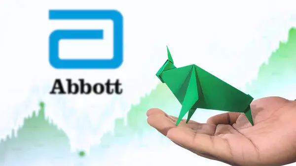New York - ABD, 23 Ocak 2025: ABBOTT Stock Uptrend with Selective Focus on green origami Bull, sembolize edilen ABBOTT Bullish market trendi. Finansal Büyüme kavramını yakalar