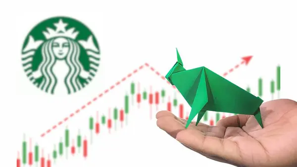 New York - ABD, 23 Ocak 2025: AMOZON Stock Uptrend with Selective Focus on green origami Bull, sembolize edilen AMOZON Bullish pazar trendi. Finansal Büyüme kavramını yakalar