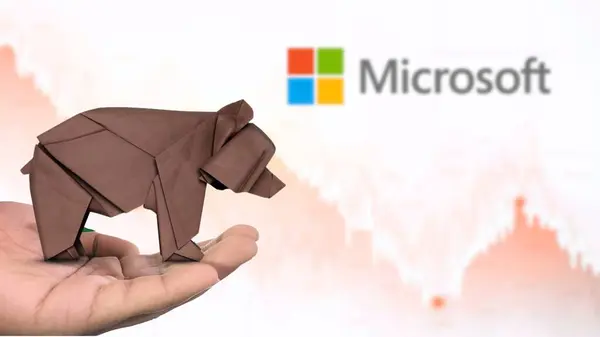 New York - ABD, 13 Ocak 2025: MICROSOFT hisse senedi düşüş eğilimi kahverengi origami ayısı üzerine Seçici Odaklanma, MICROSOFT 'un bir hamallık piyasa duyarlılığını tasvir ediyor. Finansal çöküş kavramını yakalıyor