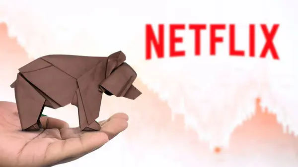 New York - ABD, 13 Ocak 2025: NETFLIX hisse senedi düşüşü, NETFLIX 'in hamurumsu pazar duyarlılığını tasvir eden kahverengi origami ayısı üzerine Seçici Odaklanma. Finansal çöküş kavramını yakalıyor