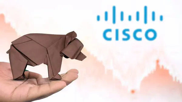 New York - ABD, 13 Ocak 2025: CISCO hisse senedi düşüş eğilimi kahverengi origami ayısı üzerine seçici odaklanma, CISCO 'nun hamursuz pazar duyarlılığını tasvir ediyor. Finansal çöküş kavramını yakalıyor
