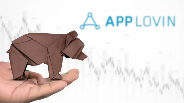 New York - ABD, 13 Ocak 2025: APPLOVIN hisse senedi düşüşü, APPLOVIN 'in piyasa duyarlılığını tasvir eden kahverengi origami ayısı üzerine Seçici Odaklanma. Finansal çöküş kavramını yakalıyor