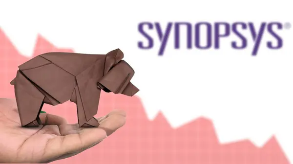 New York - ABD, 13 Ocak 2025: SYNOPSYS hisse senedi düşüşü, SYNOPSYS 'un piyasa duyarlılığını tasvir eden kahverengi origami ayısı üzerine Seçici Odaklanma. Finansal çöküş kavramını yakalıyor
