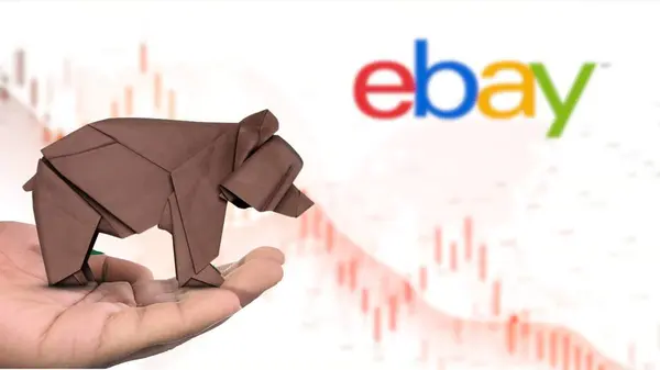New York - ABD, 13 Ocak 2025: EBAY hisse senedi düşüş eğilimi kahverengi origami ayısı üzerine seçici odaklanma, EBAY 'nin bir hamili piyasa duyarlılığını betimleyen Mali çöküş kavramını yakaladı