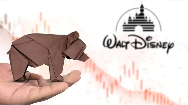 New York - ABD, 13 Ocak 2025: WALY DISNEY Nstock, WALY DISNEY 'in bir hamallık piyasa duyarlılığını tasvir eden kahverengi origami ayısı üzerine Seçici Odaklanma eğilimi. Finansal çöküş kavramını yakalıyor