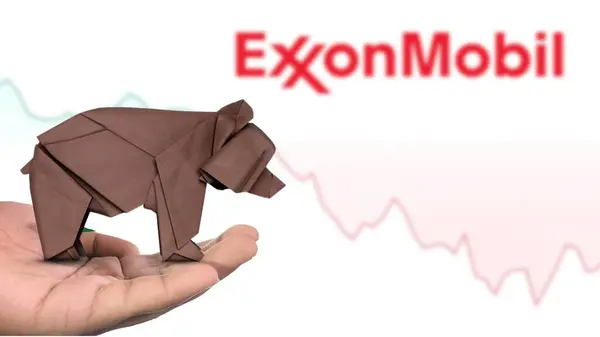 New York - ABD, 13 Ocak 2025: EXXONMOBIL hisse senedi düşüşü, EXXONMOBİL 'in bir hamallık piyasa duyarlılığını tasvir eden kahverengi origami ayısı üzerine Seçici Odaklanma. Finansal çöküş kavramını yakalıyor