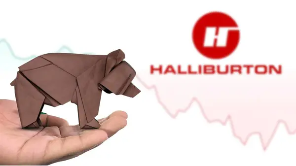 New York - ABD, 13 Ocak 2025: HALLIBURTON hisse senedi HALLIBURTON 'un bir hamallık piyasa duyarlılığını tasvir eden kahverengi origami ayısına Seçici Odaklanma eğilimi. Finansal çöküş kavramını yakalıyor
