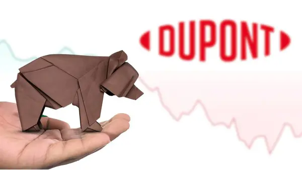 New York - ABD, 13 Ocak 2025: DUPOINT hisse senedi düşüşü kahverengi origami ayısı üzerine Seçici Odaklanma, DUPOINT 'un piyasa duyarlılığını tasvir ediyor. Finansal çöküş kavramını yakalıyor