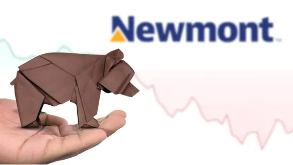 New York - ABD, 13 Ocak 2025: NEWMONT hisse senedi düşüşü: NEWMONT 'un piyasa duyarlılığını tasvir eden, Kahverengi origami ayısı üzerine Seçici Odaklanma. Finansal çöküş kavramını yakalıyor