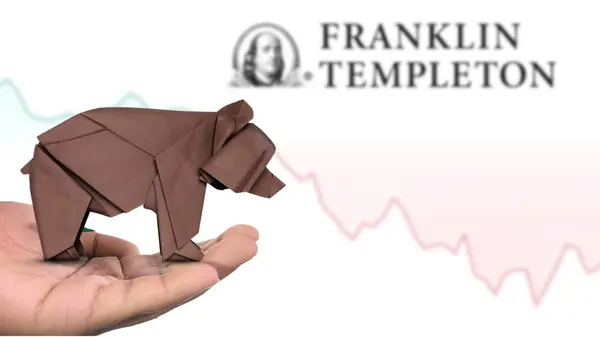 New York - ABD, 13 Ocak 2025: FLANKLINE TEMLETON hisse senedi, FLANKLINE TEMLETON 'un bir hamallık piyasa duyarlılığını tasvir eden kahverengi origami ayısı üzerine Seçici Odaklanma eğilimi. Finansal çöküş kavramını yakalıyor