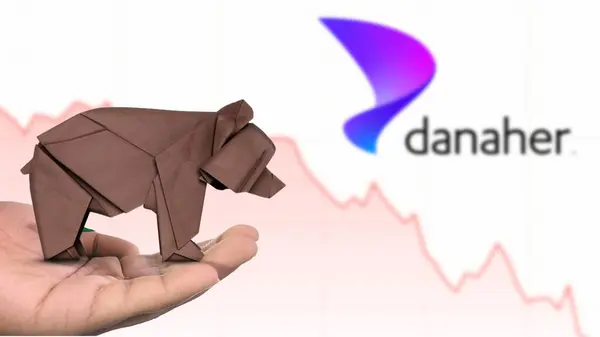 New York - ABD, 13 Ocak 2025: DANAher hisse senedi düşüşü kahverengi origami ayısı üzerine seçici odaklanma, DANAher 'in piyasa duyarlılığını tasvir ediyor. Finansal çöküş kavramını yakalıyor