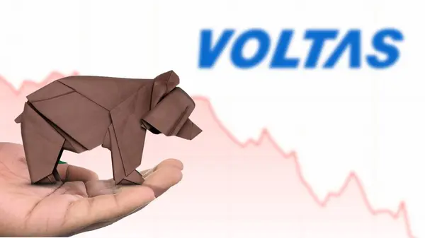 New York - ABD, 13 Ocak 2025: VOLTAS hisse senedi düşüşü, VOLTAS 'ın hamurumsu pazar duyarlılığını tasvir eden kahverengi origami ayısı üzerine Seçici Odak ile. Finansal çöküş kavramını yakalıyor