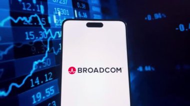 New York, ABD - 20 Ocak 2025: BROADCOM logosu bir akıllı telefon ekranında sergileniyor, arka planda hisse senedi piyasası mavi çizelgesi var. BROADCOM borsa performansı ve büyümesi.