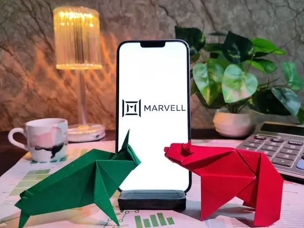 New York, USA- 15 Aralık 2024: MARVELL borsa analizi üzerine seçici odaklanma grafikler, grafikler, hesap makinesi ve kahve içeren finansal içgörü için MARVELL Inc logosu ile akıllı telefon