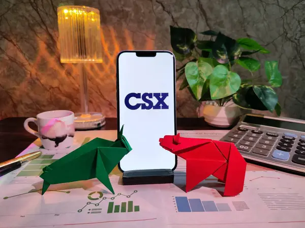 NewYork, ABD - 15 Aralık 2024: CSX Inc. 'nin finansal içgörüler için CSX Inc logosuna sahip grafikler, grafikler, hesap makinesi ve kahvenin yer aldığı borsa analizi üzerine seçici odaklanma