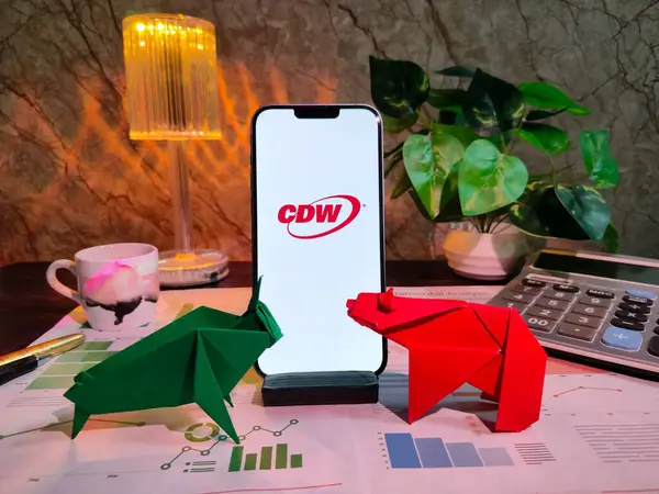 NewYork, USA- 15 Aralık 2024: CDW Borsa Analizi üzerine Seçici Odaklanma Grafikler, grafikler, hesap makinesi ve kahve içeren finansal içgörü için CDW Inc logosu ile