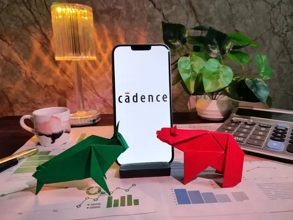 NewYork, ABD - 15 Aralık 2024: CADENCE Borsa Analizi üzerine Seçici Odaklanma Grafikler, grafikler, hesap makinesi ve kahveyle birlikte finansal içgörüler için bir akıllı telefon üzerinde