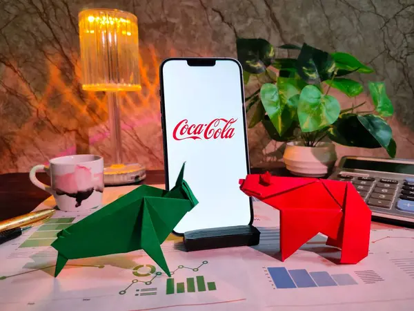 New York, ABD - 15 Aralık 2024: COCACOLA Inc. 'in finansal içgörüler için COCACOLA Inc logosu üzerinde grafikler, grafikler, hesap makinesi ve kahvenin yer aldığı seçici pazar analizi