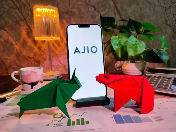 New York, USA- 15 Aralık 2024: Finansal içgörüler için akıllı bir telefonda grafikler, grafikler, hesap makinesi ve kahvenin yer aldığı AJIO Inc.