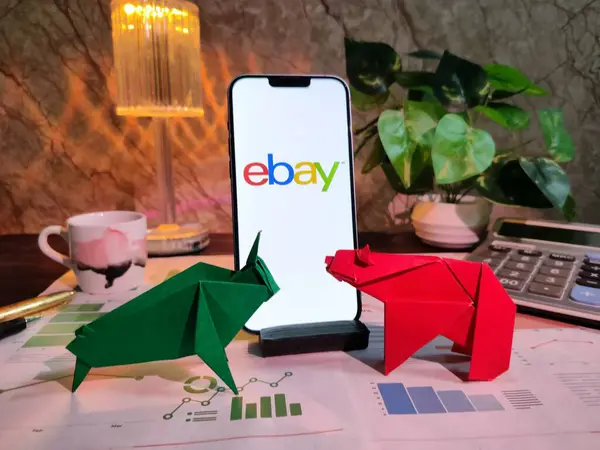 New York, USA- 15 Aralık 2024: EBAY borsa analizi üzerine seçici odaklanma grafikler, grafikler, hesap makinesi ve kahve içeren EBAY Inc logosu ile finansal içgörü için akıllı bir telefon