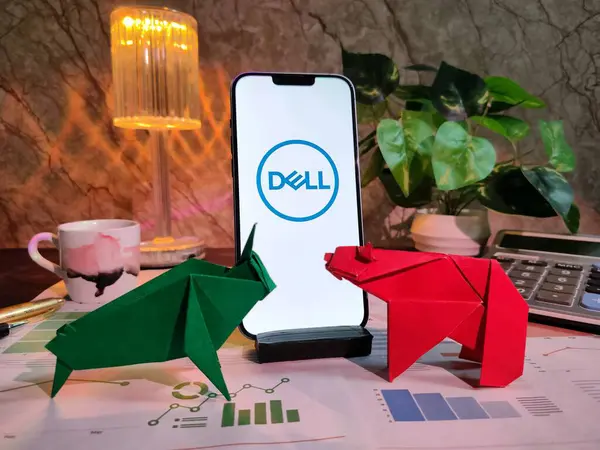 New York, USA- 15 Aralık 2024: Finansal içgörü için DELL Inc. 'nin akıllı telefonunda grafikler, grafikler, hesap makinesi ve kahve içeren seçici hisse senedi analizi