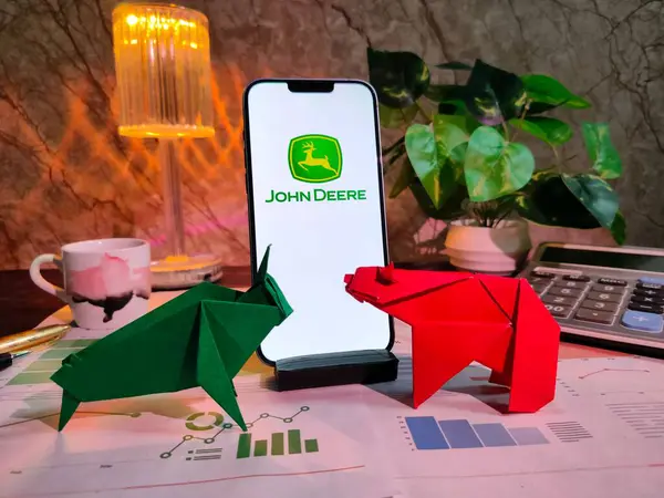 New York, ABD - 15 Aralık 2024: JOHN DEK borsa analizi üzerine seçici odaklanma grafikler, grafikler, hesap makinesi ve kahvenin yer aldığı, finans anlayışları için bir akıllı telefonda akıllı telefon logosu