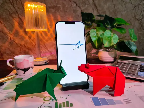 New York, USA- 15 Aralık 2024: EBAY borsa analizi üzerine seçici odaklanma grafikler, grafikler, hesap makinesi ve kahve içeren EBAY Inc logosu ile finansal içgörü için akıllı bir telefon