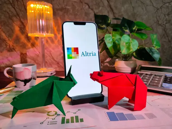 New York, ABD - 15 Aralık 2024: ALTRIA Borsa Analizi üzerine Seçici Odaklanma Haritalar, grafikler, hesap makinesi ve kahvenin yer aldığı borsa analizi