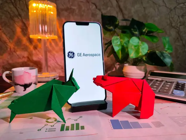NewYork, ABD - 15 Aralık 2024: Finansal içgörüler için GE AEROSPACE Inc. 'in akıllı telefonunda grafikler, grafikler, hesap makinesi ve kahvenin yer aldığı GE AEROSPACE Inc.