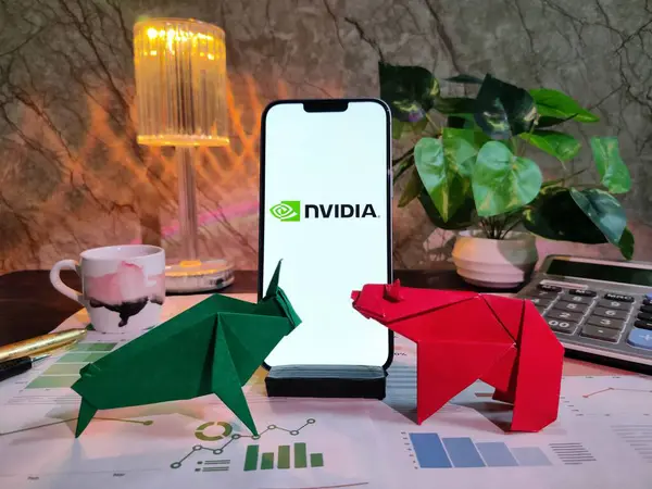 NewYork, ABD - 15 Aralık 2024: NVIDIA borsa analizi üzerine seçici odaklanma grafikler, grafikler, hesap makinesi ve kahvenin yer aldığı NVIDIA NVIDIA Inc logosu ile finansal içgörüler için akıllı telefon