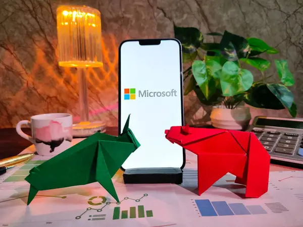 NewYork, ABD - 15 Aralık 2024: MICROSOFT borsa analizi üzerine seçici odaklanma grafikler, grafikler, hesap makinesi ve kahvenin yer aldığı MICROSOFT Inc logosu ile finansal içgörüler için akıllı bir telefon