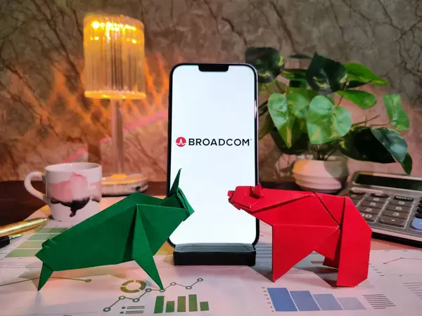 New York, ABD - 15 Aralık 2024: BROADCOM Inc. 'un finansal görüşler için akıllı bir telefon üzerinde grafikler, grafikler, hesap makinesi ve kahvenin yer aldığı seçici pazar analizi
