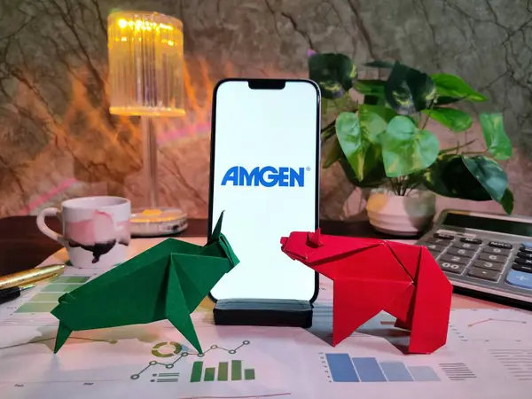 New York, USA- 15 Aralık 2024: AMGEN borsa analizi üzerine seçici odaklanma grafikler, grafikler, hesap makinesi ve kahveyle birlikte finansal içgörü için akıllı bir telefonda