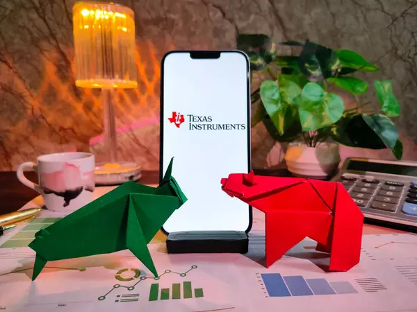 NewYork, ABD - 15 Aralık 2024: TEXAS INSTRUMENTS Inc. Piyasa analizi üzerine Seçici Odaklanma Grafikler, grafikler, hesap makinesi ve kahvenin yer aldığı TEXAS INSTRUMENTS Inc logosu finansal içgörüler için bir akıllı telefon üzerinde