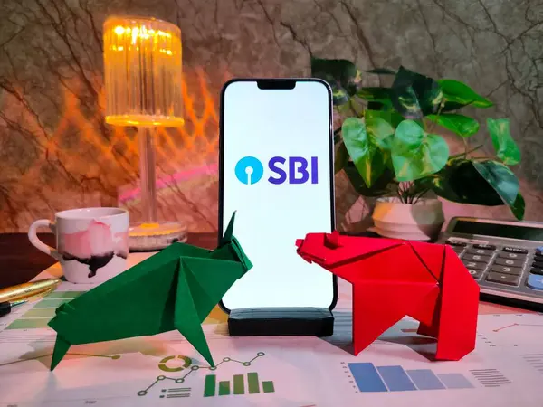 New York, USA- 15 Aralık 2024: SBI Borsa Analizi üzerine Seçici Odaklanma Grafikler, grafikler, hesap makinesi ve kahvenin yer aldığı SBI Inc.