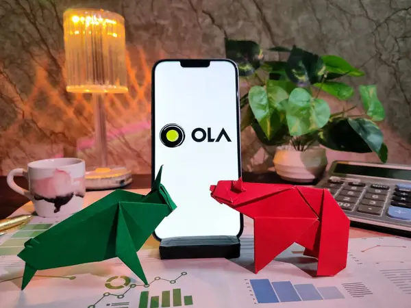 New York, USA- 15 Aralık 2024: OLA Borsa Analizi 'ne Seçici Odaklanma Grafikler, Grafikler, Hesap Makineleri ve Kahve, OLA Inc logosu ile finansal içgörüler için akıllı bir telefonda