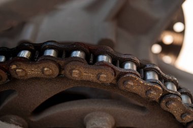 Arka motorsiklet lastiğinde kirli bir motosiklet zinciri.