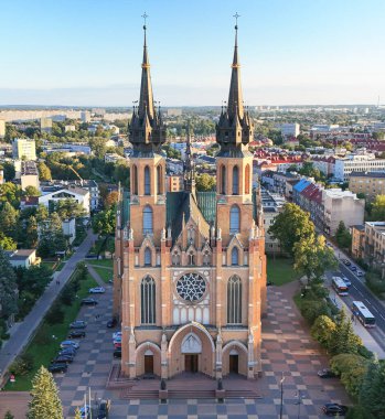 Bu görüntü neo-gotik muhteşem bir kilisenin etkileyici bir hava görüntüsünü yakalıyor hareketli bir şehir bölgesinin kalbinde gururla duruyor. Kilisenin karmaşık mimari detayları, yüksek kuleleri ve ayrıntılı dış görünüşü de dahil..